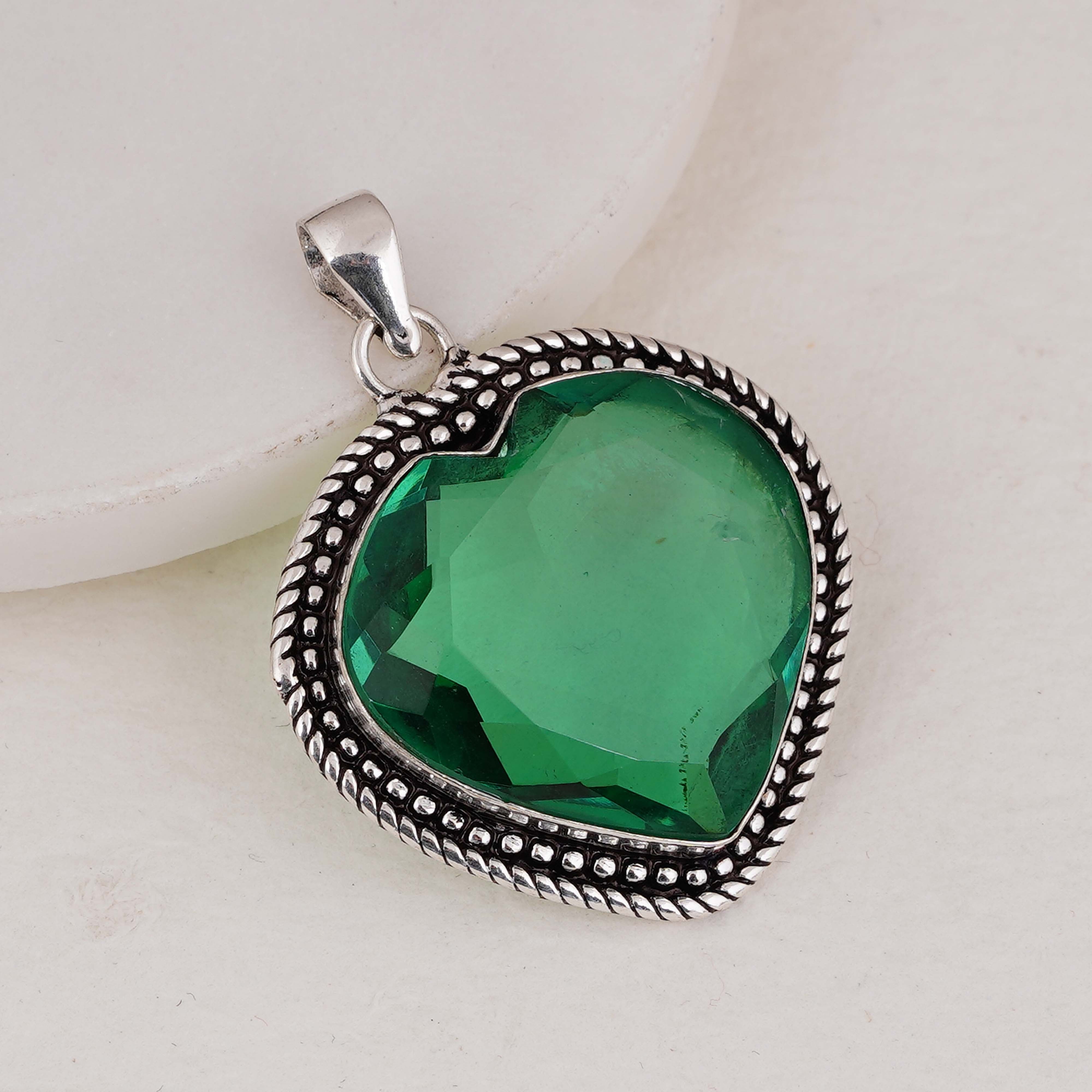 Green Heart-Shaped Pendant in Sterling Silver – Vintage-Inspired Emerald Necklace